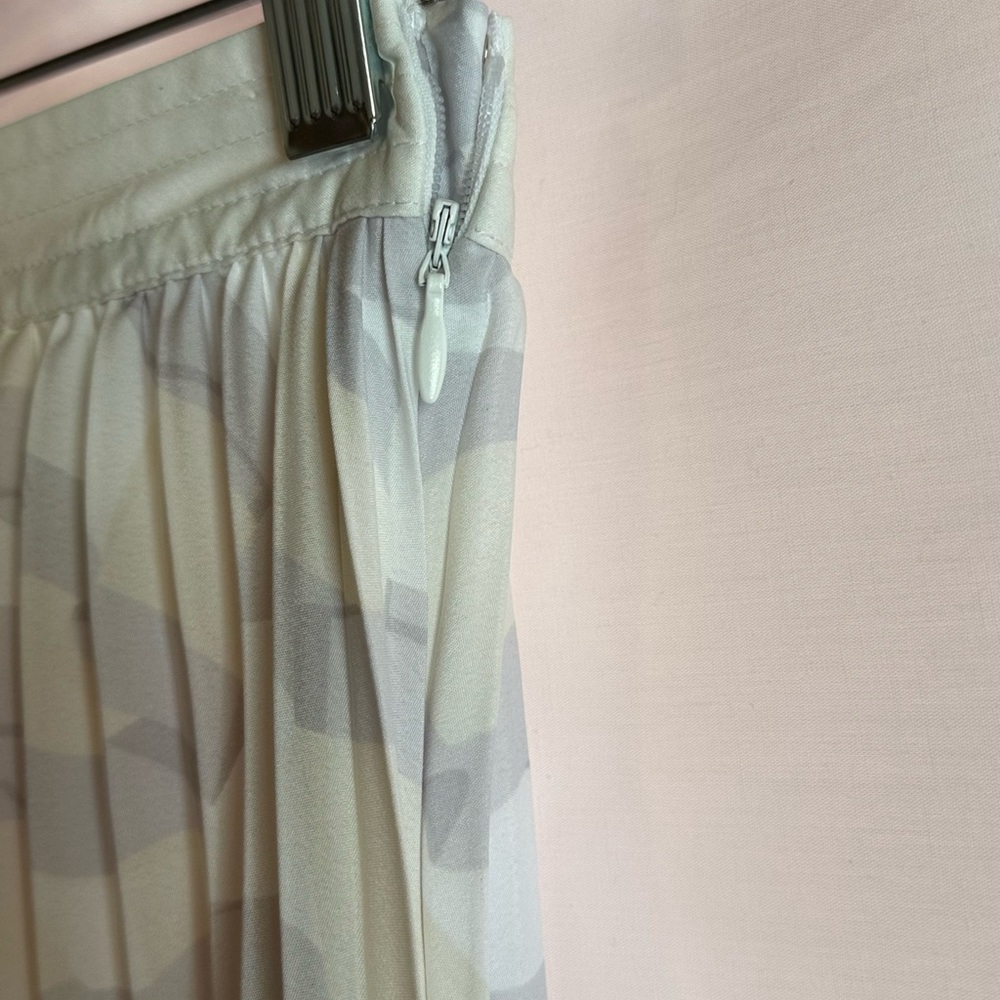 Tommy Hilfiger Adaptive Chiffon Pleated Skirt. Size XS - Picture 2 of 9